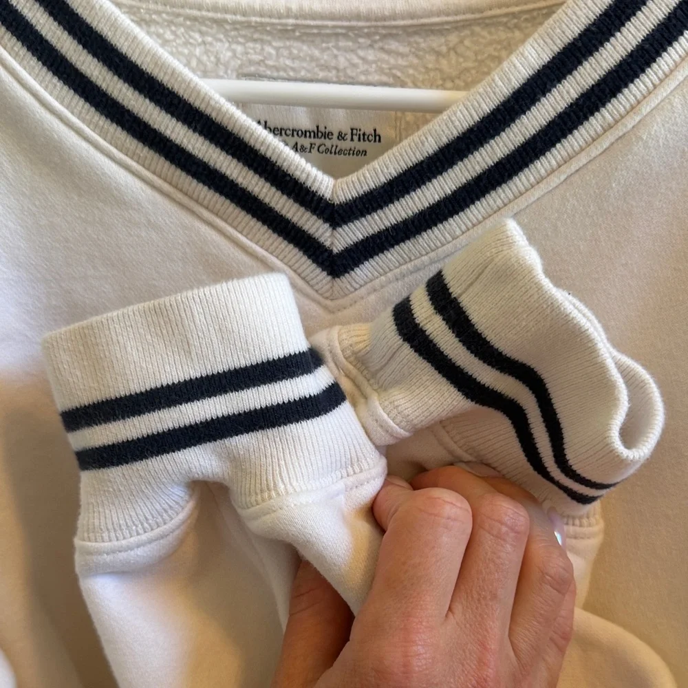 Abercrombie fleece V-Neck Stripe Trim sweatshirt - Picture 3 of 4